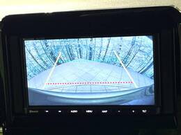 【バックカメラ】駐車時に後方がリアルタイム映像で確認できます。大型商業施設や立体駐車場での駐車時や、夜間のバック時に大活躍！運転スキルに関わらず、今や必須となった装備のひとつです！