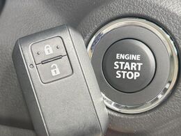 【キーレススタートシステム】カバンやポケットに入れたままでもドアの施錠・解錠が可能なスマートキーを装備。エンジンのオン・オフ時もカギを取り出す必要が無いからとっても便利です♪