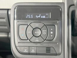 【オートエアコン】一度お好みの温度に設定すれば、車内の温度を検知し風量や温度を自動で調整。暑い…寒い…と何度もスイッチ操作をする必要はありません。快適な車内空間には必須の機能ですね♪