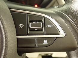 先行車との車間距離を保ちながら加速・減速してくれる「アダプティブクルーズコントロール」を装備しています。ロングドライブに最適ですね！