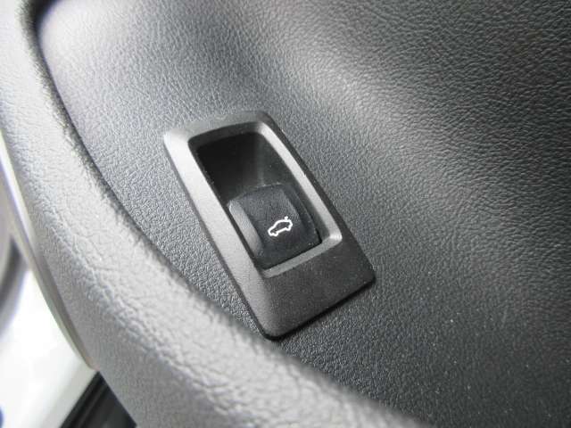 電動リアゲート装備です。バンパー下でのキックスイッチも装備されております。