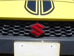 前後レッドのエンブレムが走りの車をアピールしています。そのほかステアリング・テールエンブレムも同色です。他のスイスポとかぶらないのは如何ですか？