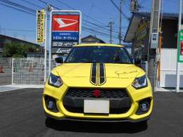 ボンネットストライプ　スポーツマインドデカール・レッドのエンブレム等、色々なドレスupがされカッコ良く仕上がっています。ちょっと人と違ったスイスポは如何？