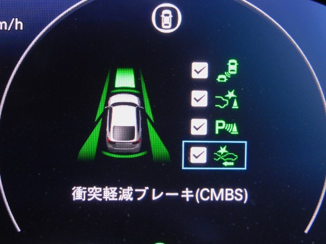 CMBS（追突軽減ブレーキ）・ミリ波レーダーと単眼カメラで前走車や歩行者」を検知。衝突する恐れがある場合音とディスプレーで警告をしさらに接近すると軽いブレーキ、強いブレーキと段階的に衝突回避を支援