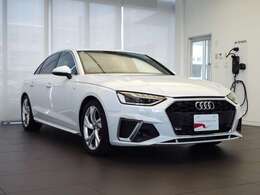 アウディのグレイシアホワイトのカラーは、ホワイトカラーのなかでもひと際白くスタイリッシュなアウディA4のデザインによく似合います。