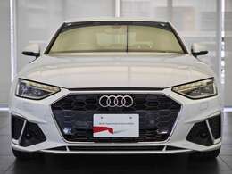 正面からのシルエットは、一目でアウディと判るグリルにシルバーのオーナメントが輝きます。小さいながらも街中で上質なアウディとして存在感を放ちます。