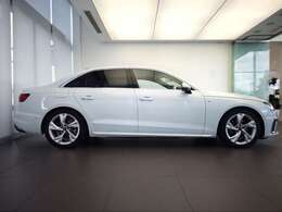 アウディA4がとてもバランスの良いデザインであることがよく判る角度です