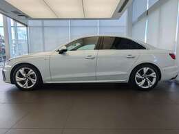 アウディA4がとてもバランスの良いデザインであることがよく判る角度です。