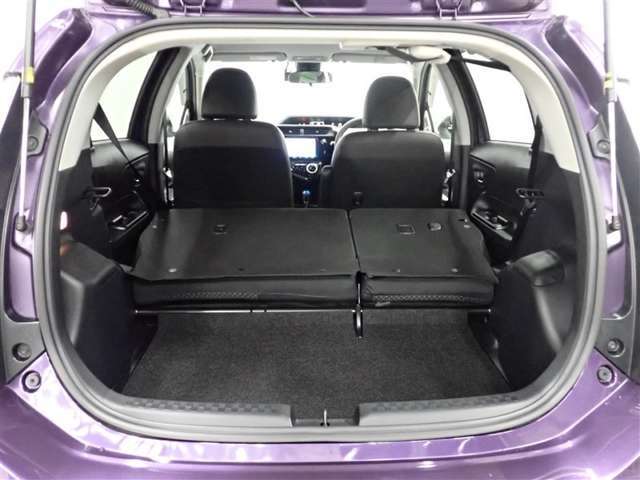 セカンドシートを倒すとさらに広々のラゲッジスペース