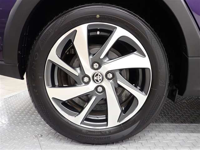 足元をドレスアップしてくれる純正アルミホイール