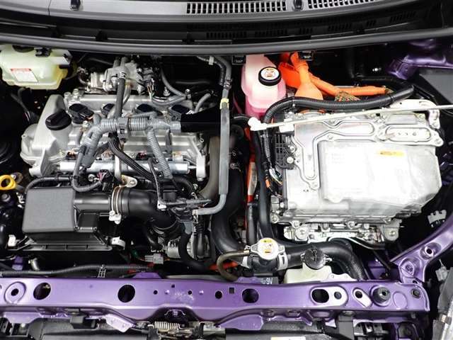 エンジンルームも隅々まで綺麗に洗浄しています