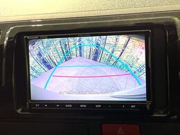 【バックカメラ】駐車時に後方がリアルタイム映像で確認できます。大型商業施設や立体駐車場での駐車時や、夜間のバック時に大活躍！運転スキルに関わらず、今や必須となった装備のひとつです！