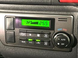 【オートエアコン】一度お好みの温度に設定すれば、車内の温度を検知し風量や温度を自動で調整。暑い…寒い…と何度もスイッチ操作をする必要はありません。快適な車内空間には必須の機能ですね♪