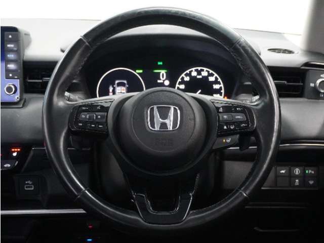【Honda SENSING】 カメラ等装置で精度の高い検知能力を発揮、安全運転を支援します。ステアリング上のコントローラーに注目！