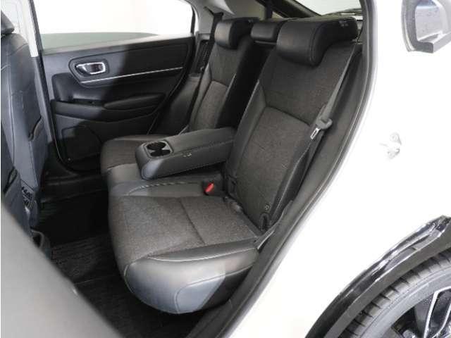 家族やご友人とBBQに行くとき、楽しさは道中の車内から始まっています！このベンチシートに座って、みんなで和気あいあい盛り上がりましょう！