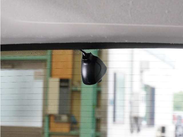 この車にはリアにもドライブレコーダーを装備しております◆映像・音声などを記録する自動車用の装置です。　もしもの事故の際の記録はもちろん、旅行の際の思い出としてドライブの映像を楽しむことができます。