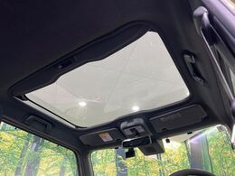 【ガラスルーフ】ガラスルーフ搭載で車内の解放感が一気にアップ！開放的なドライブをお楽しみいただけます。