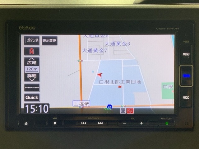 ダッシュボードに自然に溶け込むようにデザインされた純正メモリーナビゲーション。
