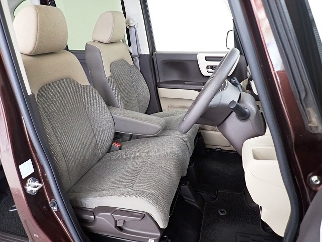 フロントシートはベンチシートです、運転席と助手席の移動が簡単です。真ん中にはアームレストも装備されています！ また運転席シートの高さも調整できます。