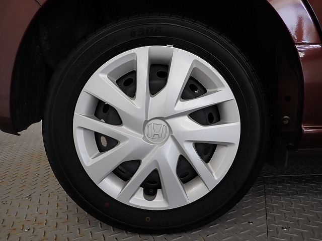 ホイールは車のデザインにマッチした専用タイプです。