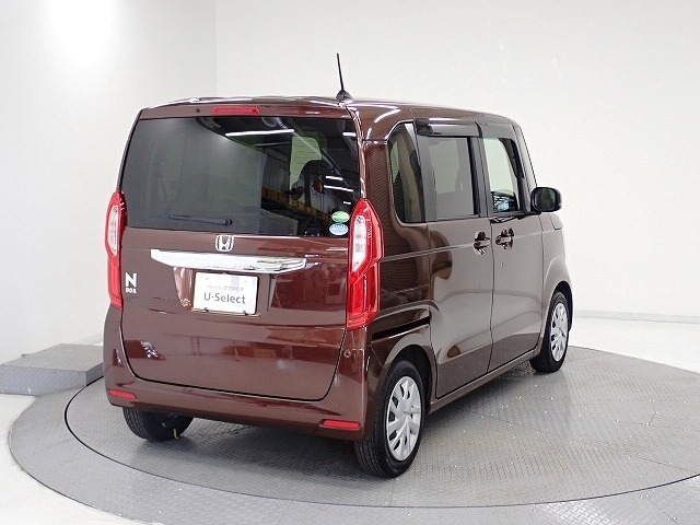 プライバシーガラスが装備されています。外を見るときには気にならずに、後方車両からは車内が見えにくい設計です、周りを気にせず、快適に運転できますよ。