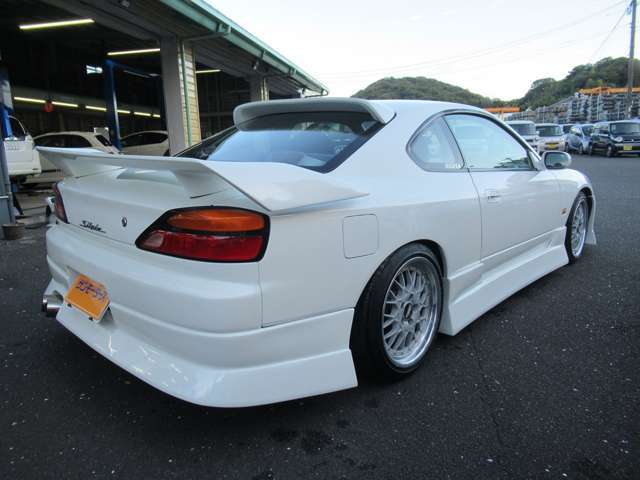 大型車対応の鈑金整備工場にはフレーム修正機も完備しております。