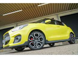 ZC33Sスイフトスポーツです！大人気色チャンピョンイエロー、キャリパー赤塗装、リアウイング黒艶あり塗装を施工しております。カスタムベースにいかがでしょうか？