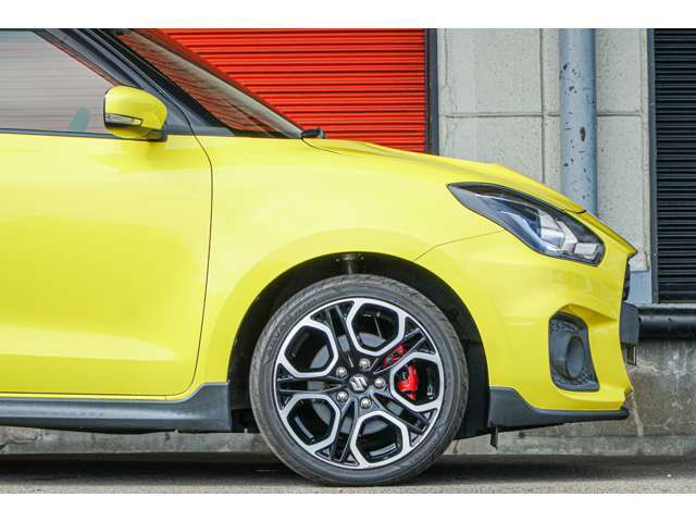 ZC33Sスイフトスポーツ純正の17インチアルミホイールがマッチしてます♪♪お好みのホイールへの交換も承ります！！