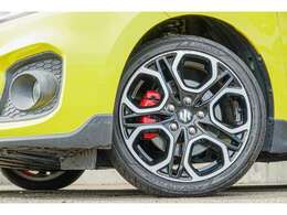 純正ホイールから見える赤いキャリパーがカッコいいですね！