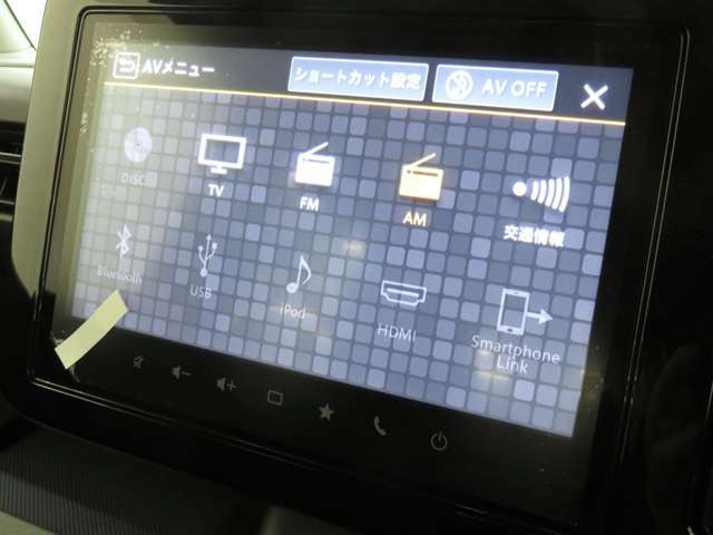 メーカー純正【全方位モニター付メモリーナビゲーション】を搭載しています。フルセグTV、AM/FM、スマートフォン連携、Bluetooth等の機能を備えています。