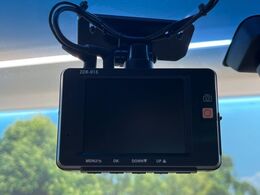 【ドライブレコーダー】安心・安全なカーライフに必須のドライブレコーダーを装備！走行中はもちろん、あおり運転や事故に遭遇した際の状況も映像で記録し、万一のリスクに備えます。