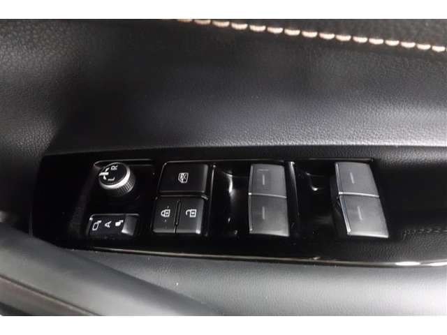 オールオートですので運転席からどの席の窓でも全閉全開が簡単に出来ますよ。