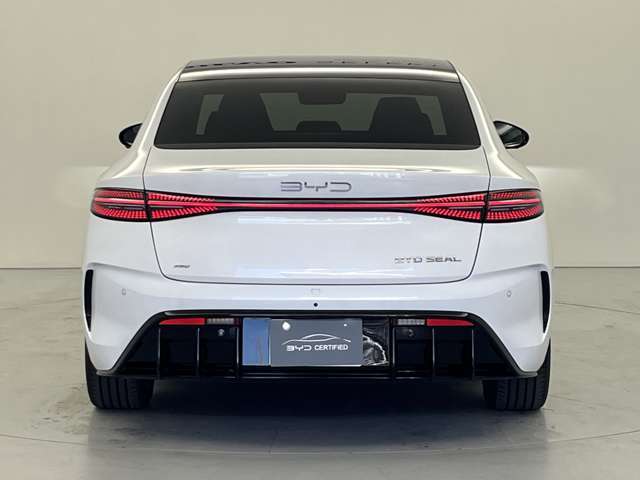 BYDが手がけるEVスポーツセダンで、高い走行性と安全性、快適性を備えています