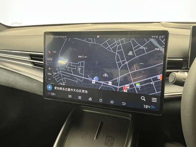 通信機能を備え、常に最新の地図データをご利用できます。　通信は毎月2GBまで無料利用可能で初回車検を当店で実施するとまた無料延長となります、