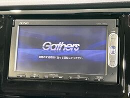 【純正ナビ】人気の純正ナビを装備しております。ナビの使いやすさはもちろん、オーディオ機能も充実！キャンプや旅行はもちろん、通勤や買い物など普段のドライブも楽しくなるはず♪