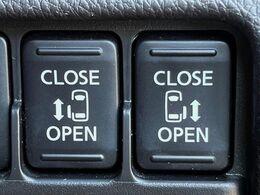 【両側パワースライドドア】スマートキーや運転席のスイッチで後席両側スライドドアの開閉が可能♪電動だから力を入れてドアを開ける必要が無く、小さなお子様でも簡単に開け閉めでき快適です♪