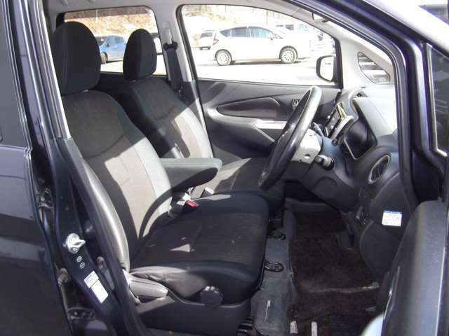 運転席＆助手席　中央部にはアームレスト（肘掛）を装備！　運転席にはシートリフター（高さ調整機能）付きなので身長に関係無く運転しやすいポジションがとれます。