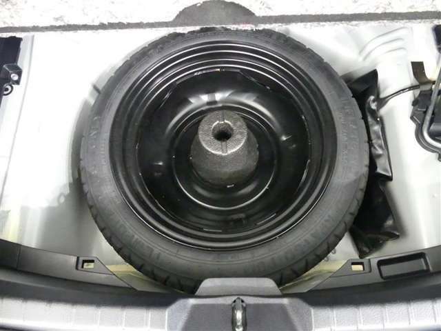 スペアタイヤは、応急用タイヤです、応急タイヤは必ず後輪に装着し、正規のタイヤのパンク修理等終わったら必ず付け替えてください。