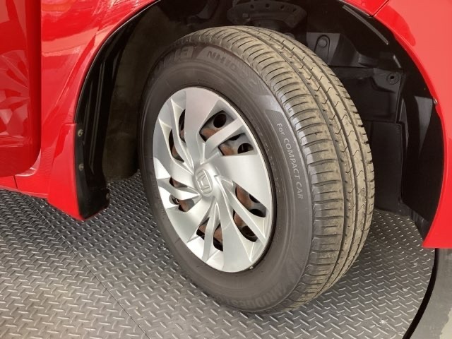 純正スチールホイール175/70R14には専用ホイールトリム（カバー）を装着しております。足元を引き立てます。