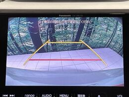 【バックカメラ】駐車時に後方がリアルタイム映像で確認できます。大型商業施設や立体駐車場での駐車時や、夜間のバック時に大活躍！運転スキルに関わらず、今や必須となった装備のひとつです！