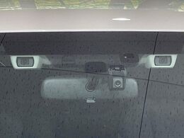 【アイサイトVer3】前方の車両等を検知し、衝突しそうな時は警報で注意を促し、ブレーキを踏む力をサポート。ブレーキを踏めなかった場合は衝突被害軽減ブレーキが作動、衝突回避をサポートします。