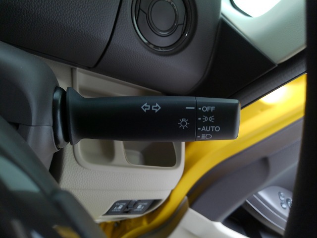 オートヘッドライト標準装備です。車外の明るさに応じて自動的にヘッドライトの点灯・消灯をしてくれます。トンネルの出入り口などで活躍してくれます。