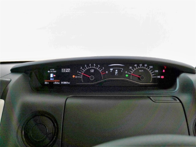 シンプルで視認性の良いメーターまわりです。速度や走行距離、燃料残量などドライブに欠かせない情報を素早く確認することができます。