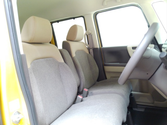 フロントベンチシートだから運転席助手席足元もゆったり広々快適です。助手席への移動も楽々です。