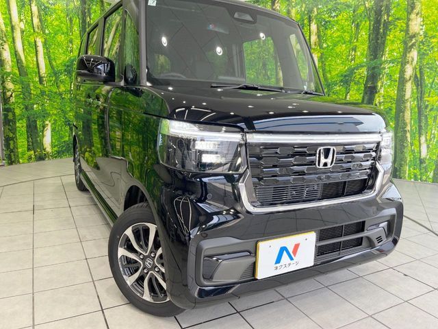 【LEDヘッドライト】悪天候や夜間走行時も良好な視界を確保し安心して運転できる高輝度LEDヘッドライトを装備！点灯速度が早く、消費電力も抑えられています。