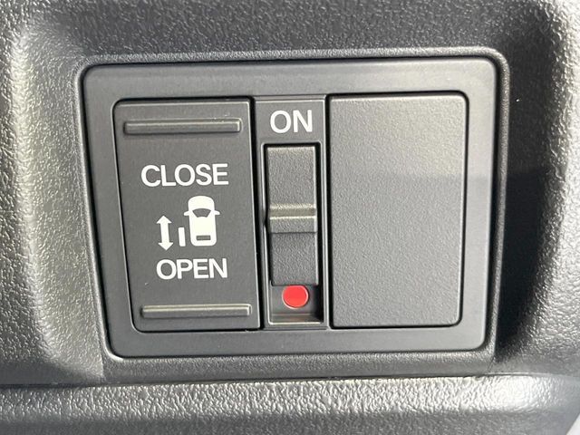 【パワースライドドア】スマートキーや運転席のスイッチでスライドドアの開閉が可能♪電動だから力を入れてドアを開ける必要が無く、小さいお子様でも、重い荷物を持っている時もラクに開け閉めできます♪
