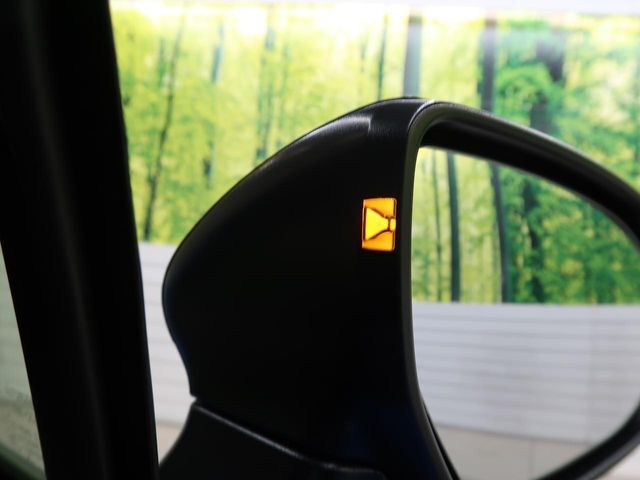 【リヤビークルディティクション】走行中、ドアミラーの死角になりやすい箇所に後続車が接近するとサイドミラー付近に警告を表示、ドライバーに注意喚起と、万一の際はハンドル操作をアシストをします。