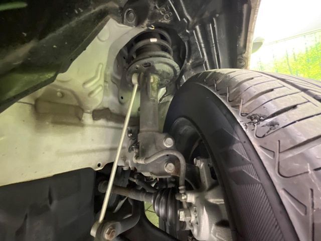お車を安心してお乗りいただく為には、足回りの定期点検が欠かせません。サービスサポート（有償保証）では無料点検もご提供しており、安心のカーライフをお過ごしいただけるサポート体制が整っています。