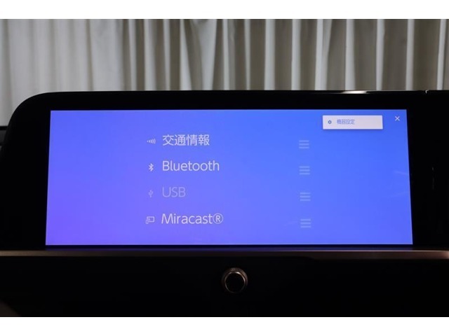 ディスプレイオーディオ搭載。スマホと同じ感覚の画面タッチ操作はもちろん、ハンズフリー通話ができるので、運転中でも安心です。