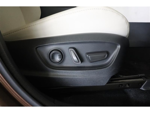パワーシート搭載。微妙な調整が手軽にでき、最適なポジションで運転することが可能です。